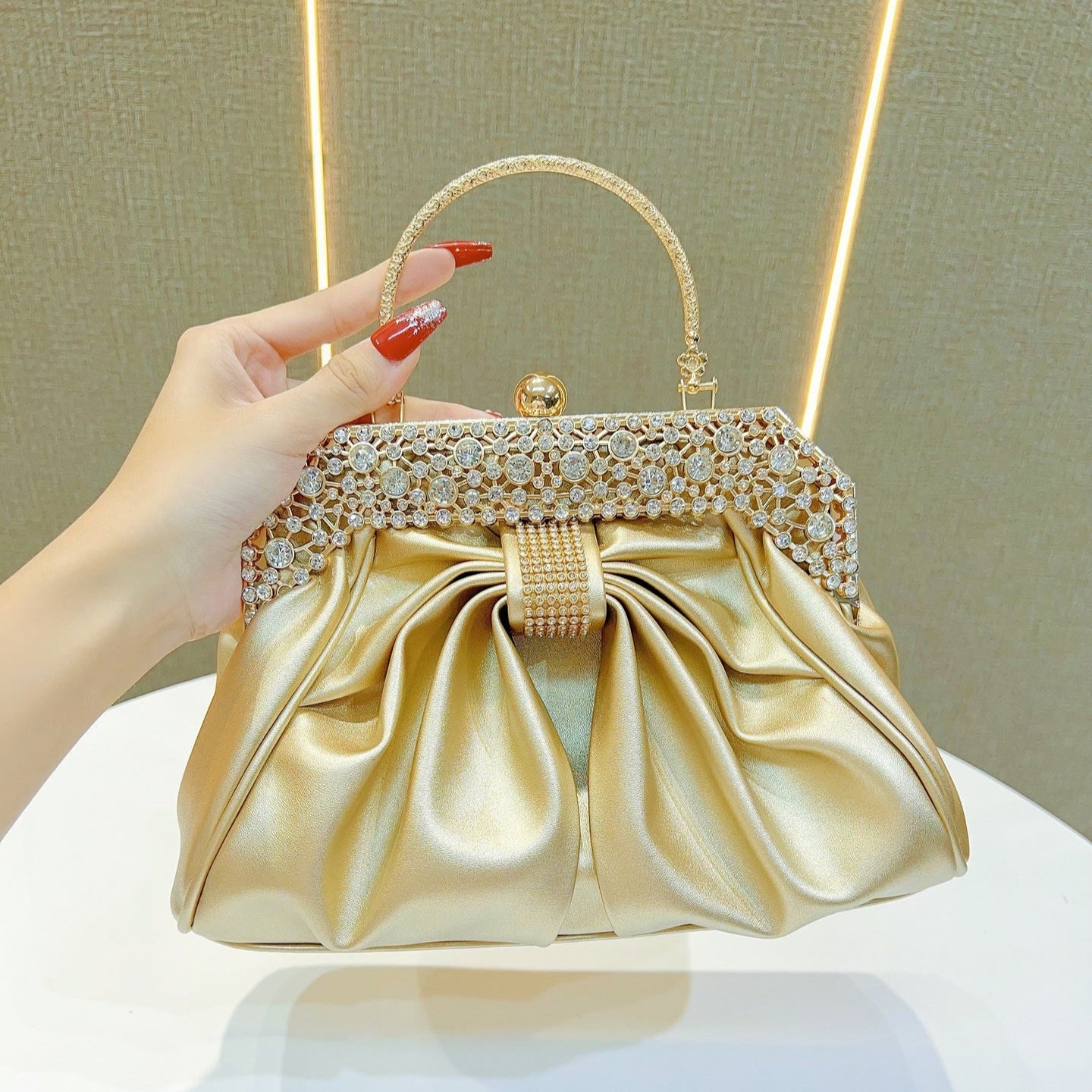 <tc>Bolso con marco adornado Elowen</tc>