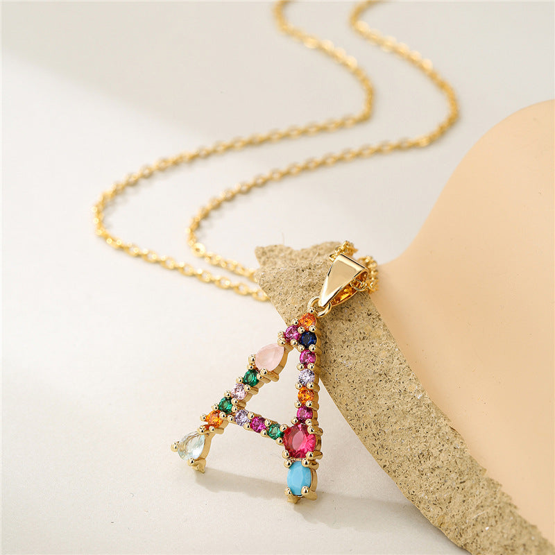 Collar con inicial de gema arco iris